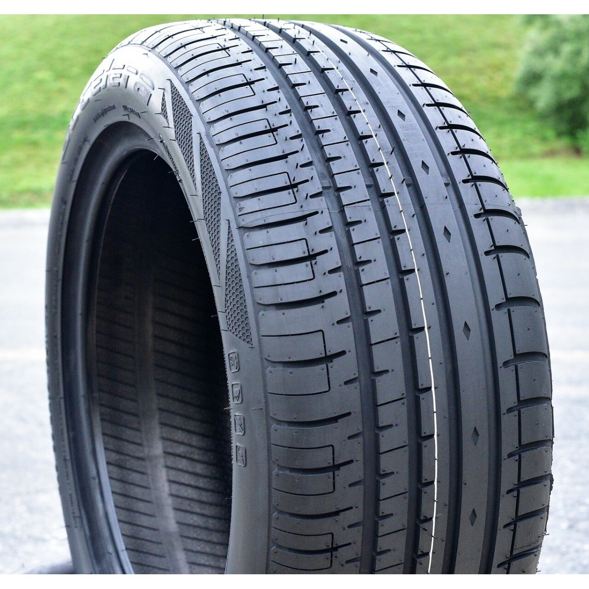 225/45R18 Accelera Tornado