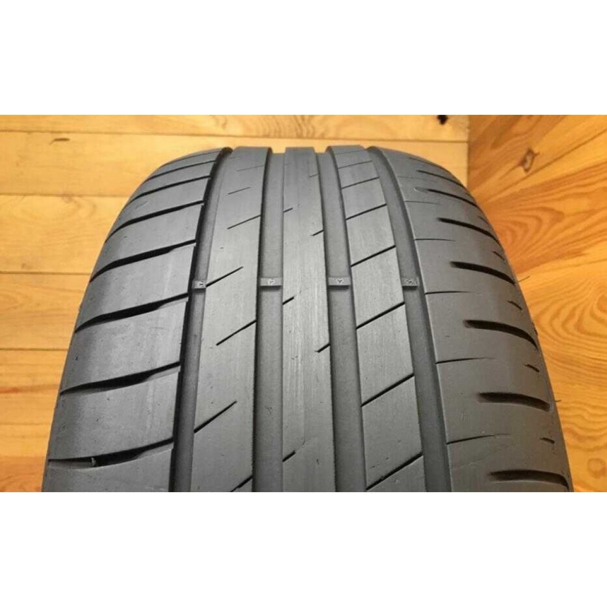 215/65R17 GoodYear Efficient Grip Performance - 4.5mm